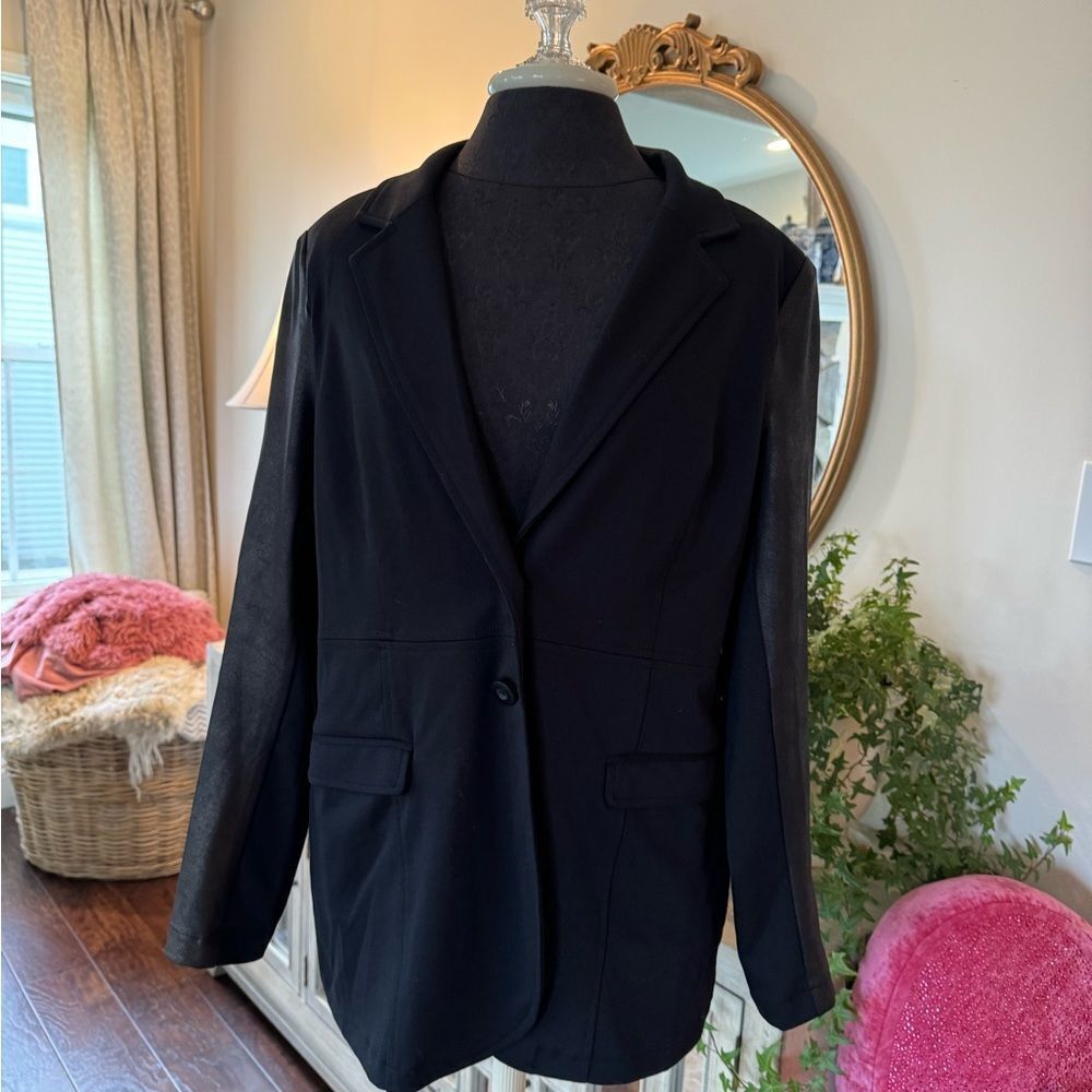 Size large black blazer